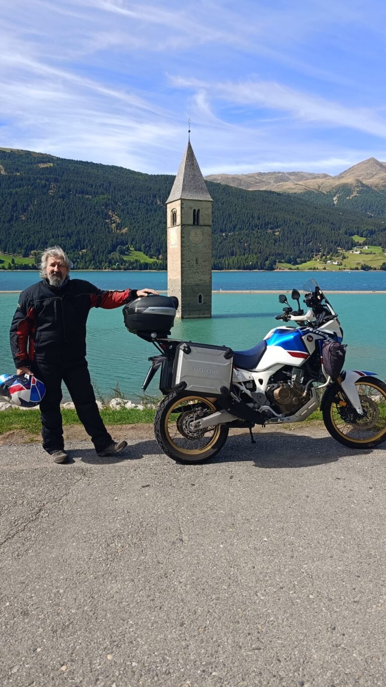 UomoMezzo di Emiliano Villanova, Lago di Resia, Honda CRF1000L Africa Twin Adventure Sports.