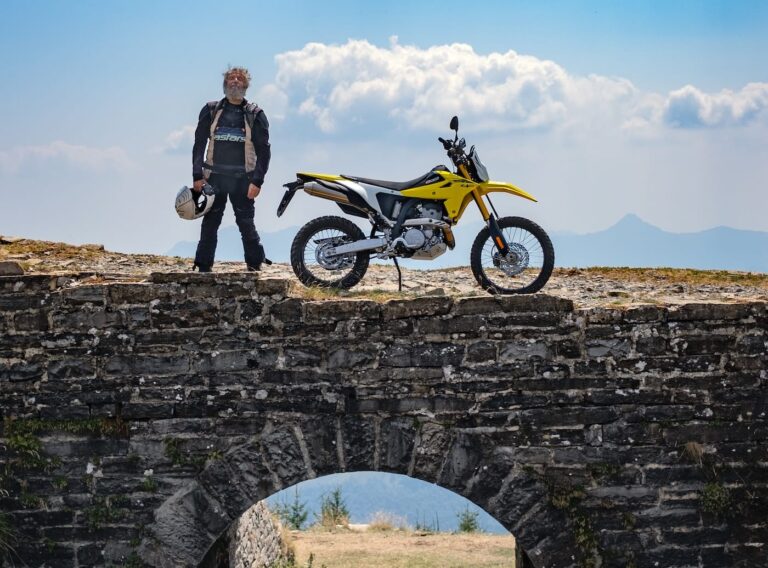 UomoMezzo di Mario Ciaccia, 2026-07, Monte Tremezzo (CO), Suzuki DR-Z4S
