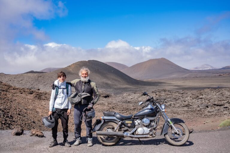 UomoMezzo di Mario Ciaccia, 2026-08, Islote de Hilario, Lanzarote (Canarie, Spagna), Honda VT125 Shadow, con Manfredi Poppo Ciaccia
