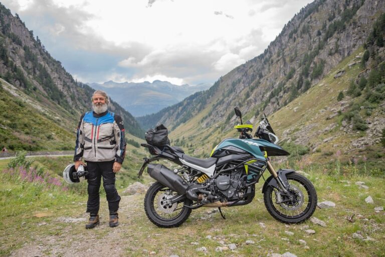 UomoMezzo di Mario Ciaccia, 2026-08, salita del Nufenenpass, Svizzera, Benelli TRK 902 Explorer