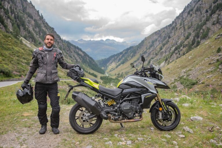 UomoMezzo Davide Crosta, 2026-08, salendo al Nufenenpass, Benelli TRK 902 Stradale