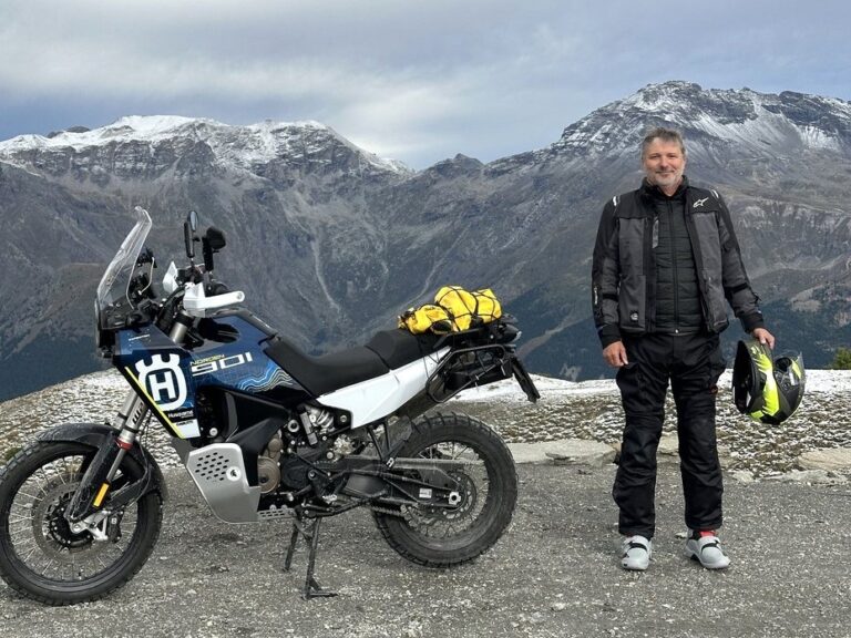 UomoMezzo di Marco Zanetti, 2026, Strada dell’Assietta (TO), Husqvarna Norden 901 Expedition.